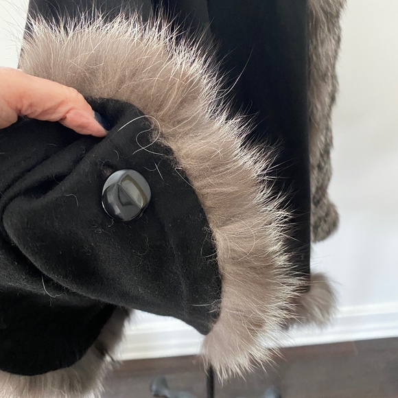 VOLARE New York Cashmere Black Shall with Fox Fur Trim - Picture 8 of 12